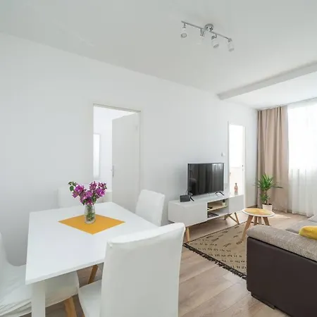 Tajchi, 5 Min From Rixos Appartement